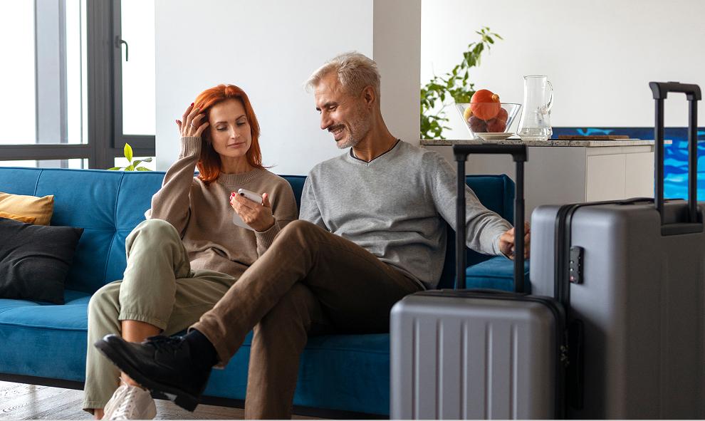 Pareja con equipaje preparándose para un viaje.
